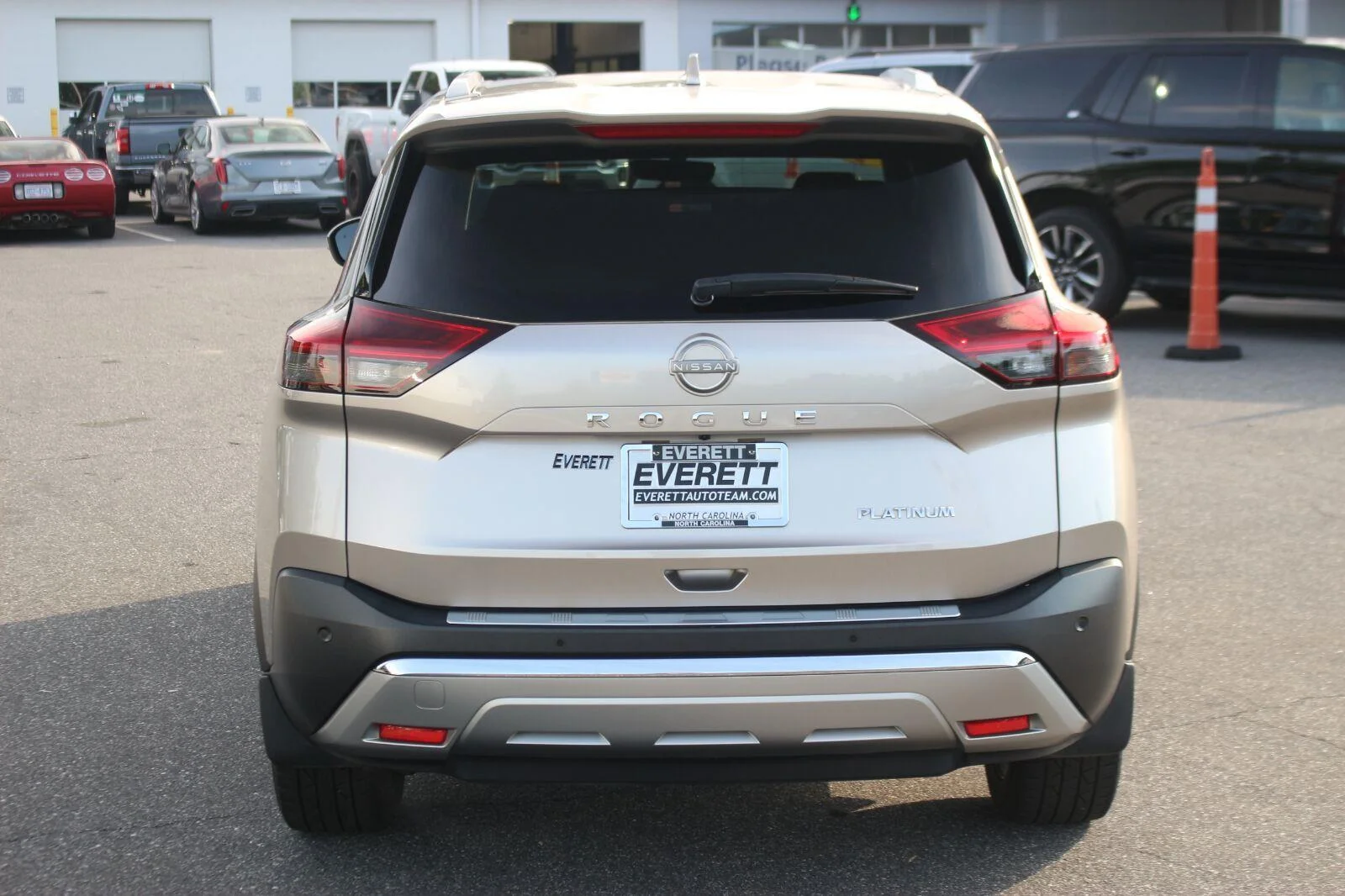 Used 2022 Gold Nissan Platinum image 6