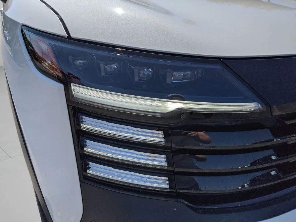 Used 2025 White Nissan SR image 37