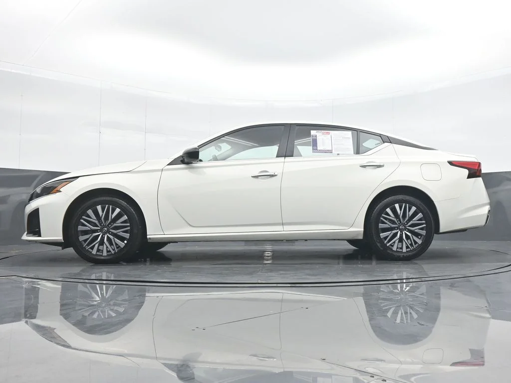 Used 2025 White Nissan 2.5 SV image 27
