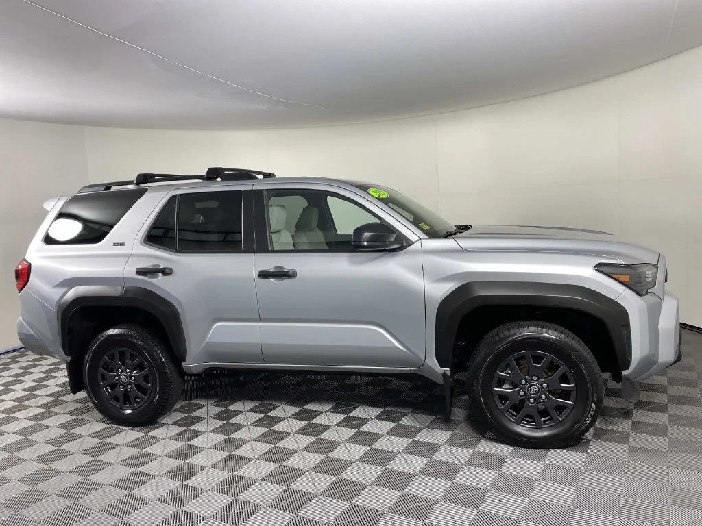Used 2025 Cutting Edge Toyota SR5 image 10