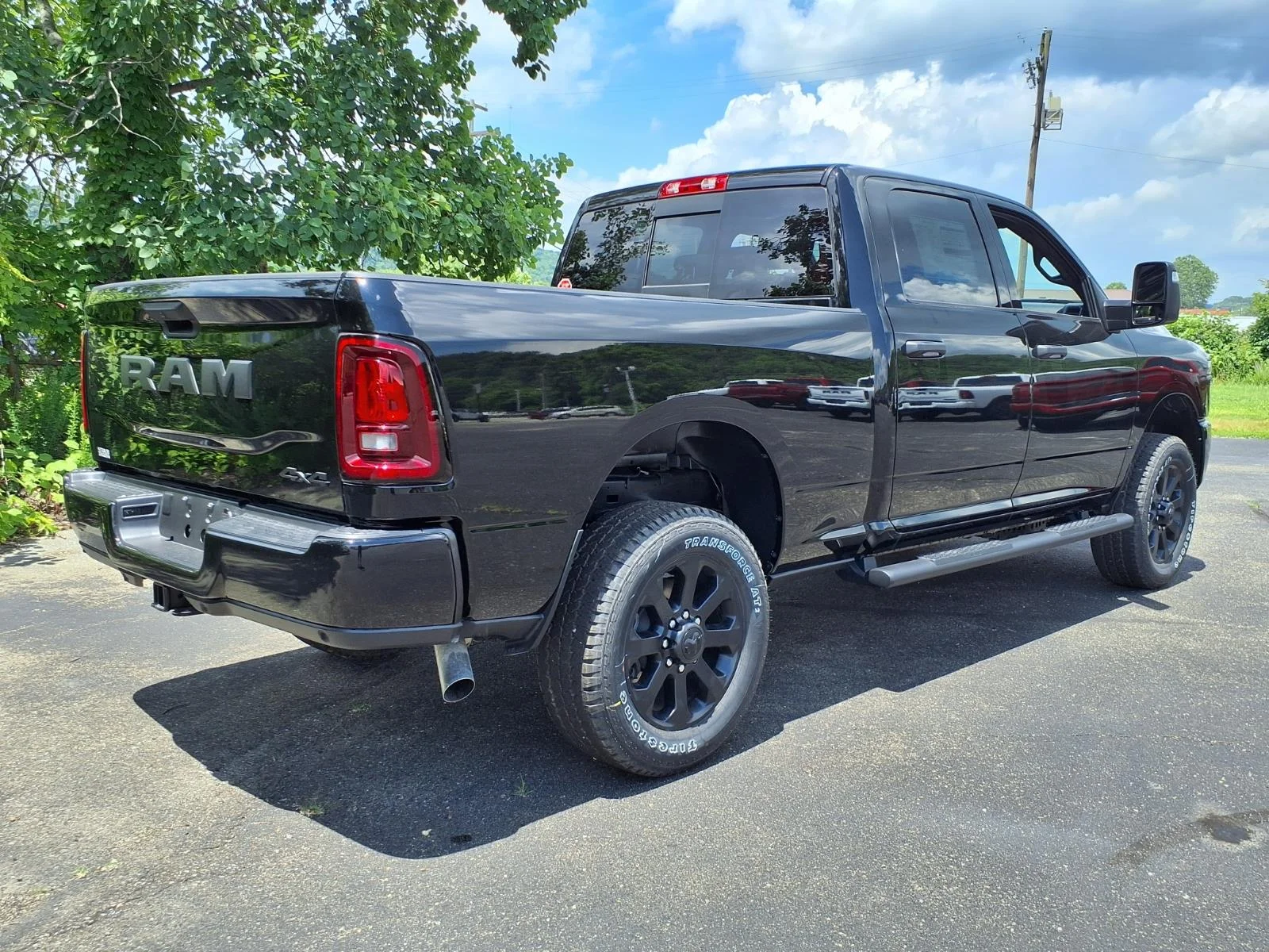 New 2026 Diamond Black Crystal Pearl-Coat Exterior Paint RAM Tradesman image 2