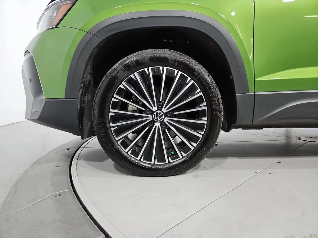 Certified Used 2025 Green Volkswagen 1.5T SE image 28