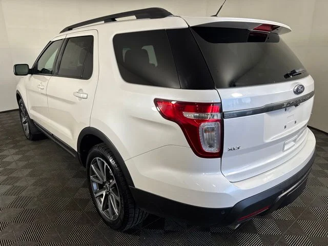 Used 2015 White Platinum Clearcoat Metallic Ford XLT image 6