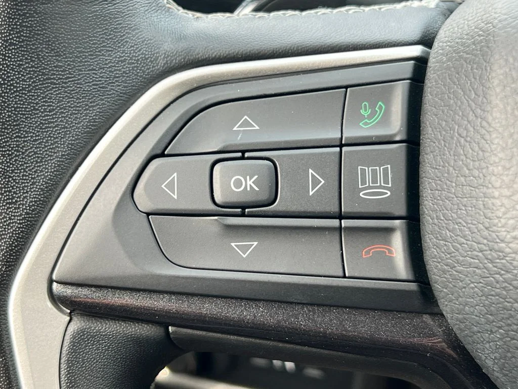 Used 2022 White Jeep Laredo image 18