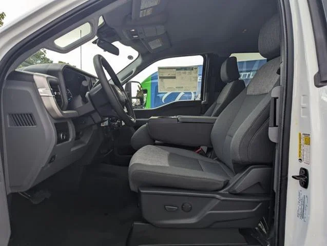 New 2025 Oxford White Ford F-350® XLT image 23