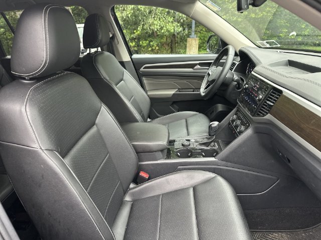 Used 2023 Black Volkswagen 3.6L V6 SE w/Technology image 28