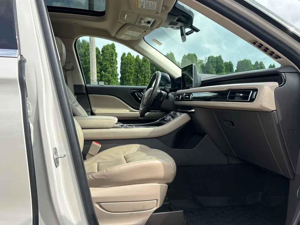Used 2022 Ceramic Pearl Metallic Lincoln Reserve image 17