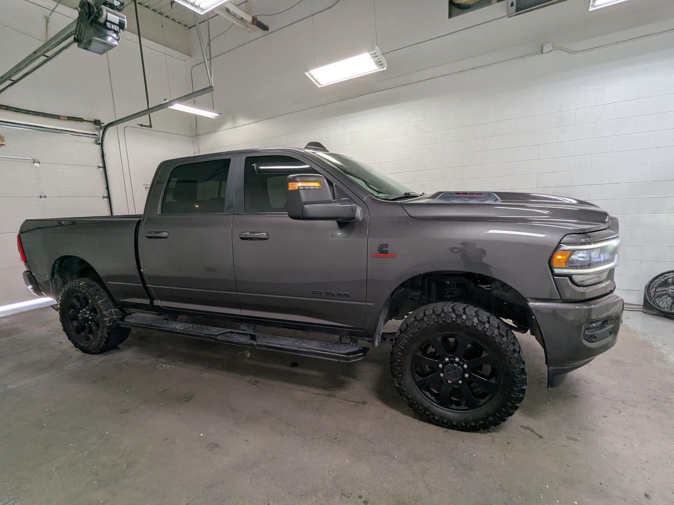Certified Used 2024 Granite Crystal Metallic Clearcoat Ram Laramie image 3