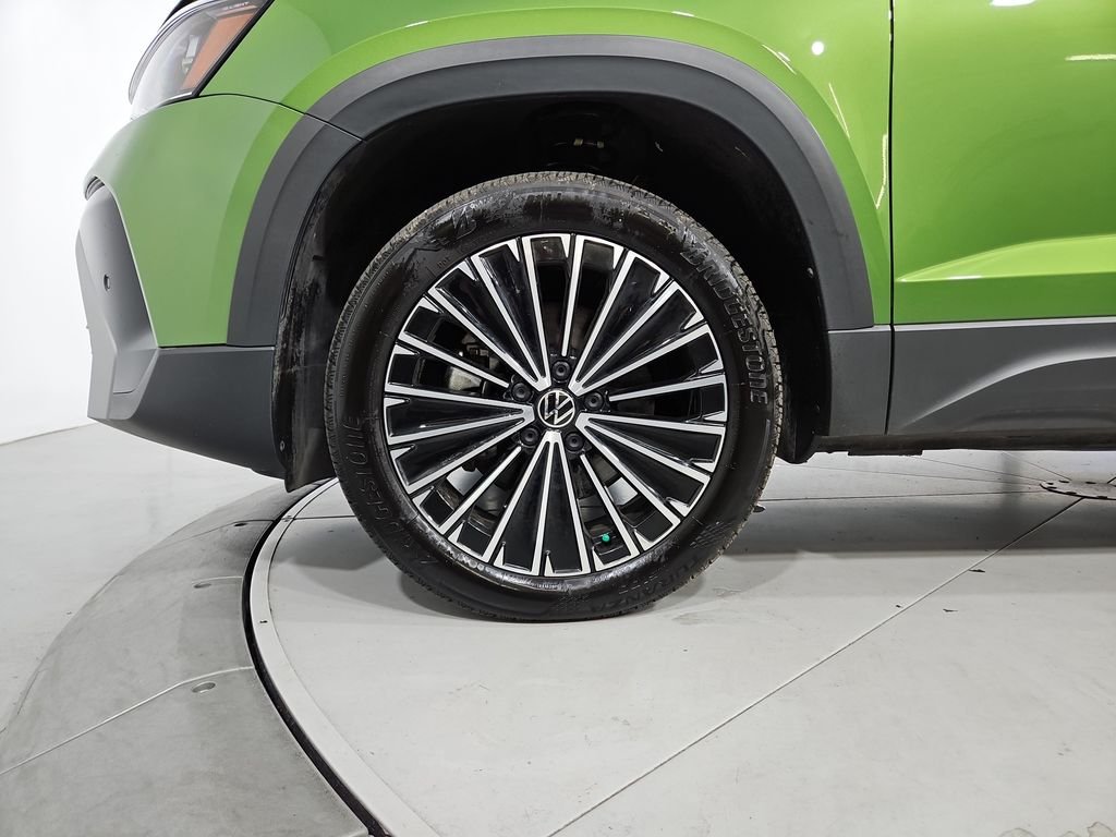Certified Used 2025 Green Volkswagen 1.5T SE image 28