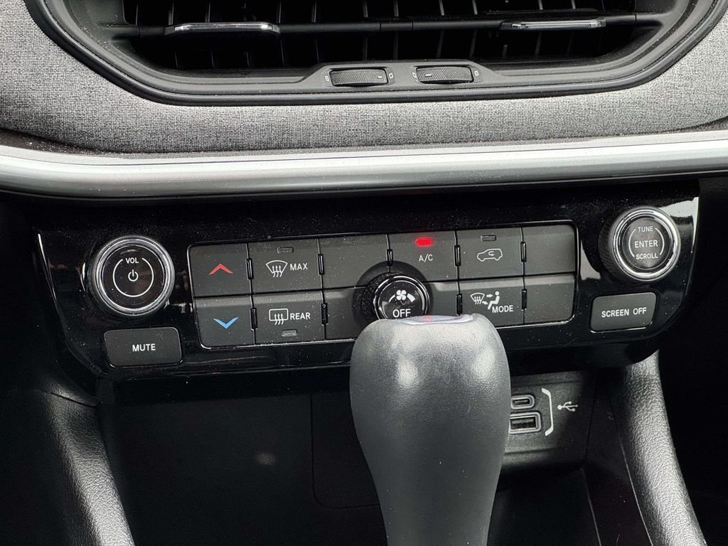 Used 2022 Red Jeep Latitude image 18