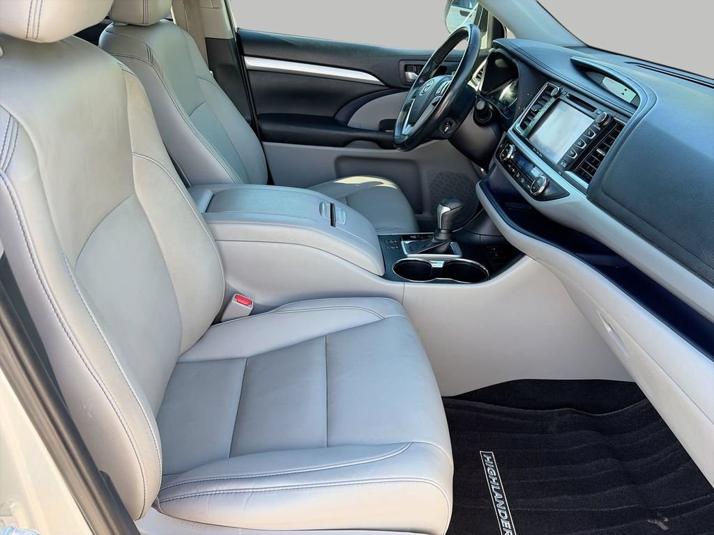 Used 2019 Silver Toyota XLE image 9