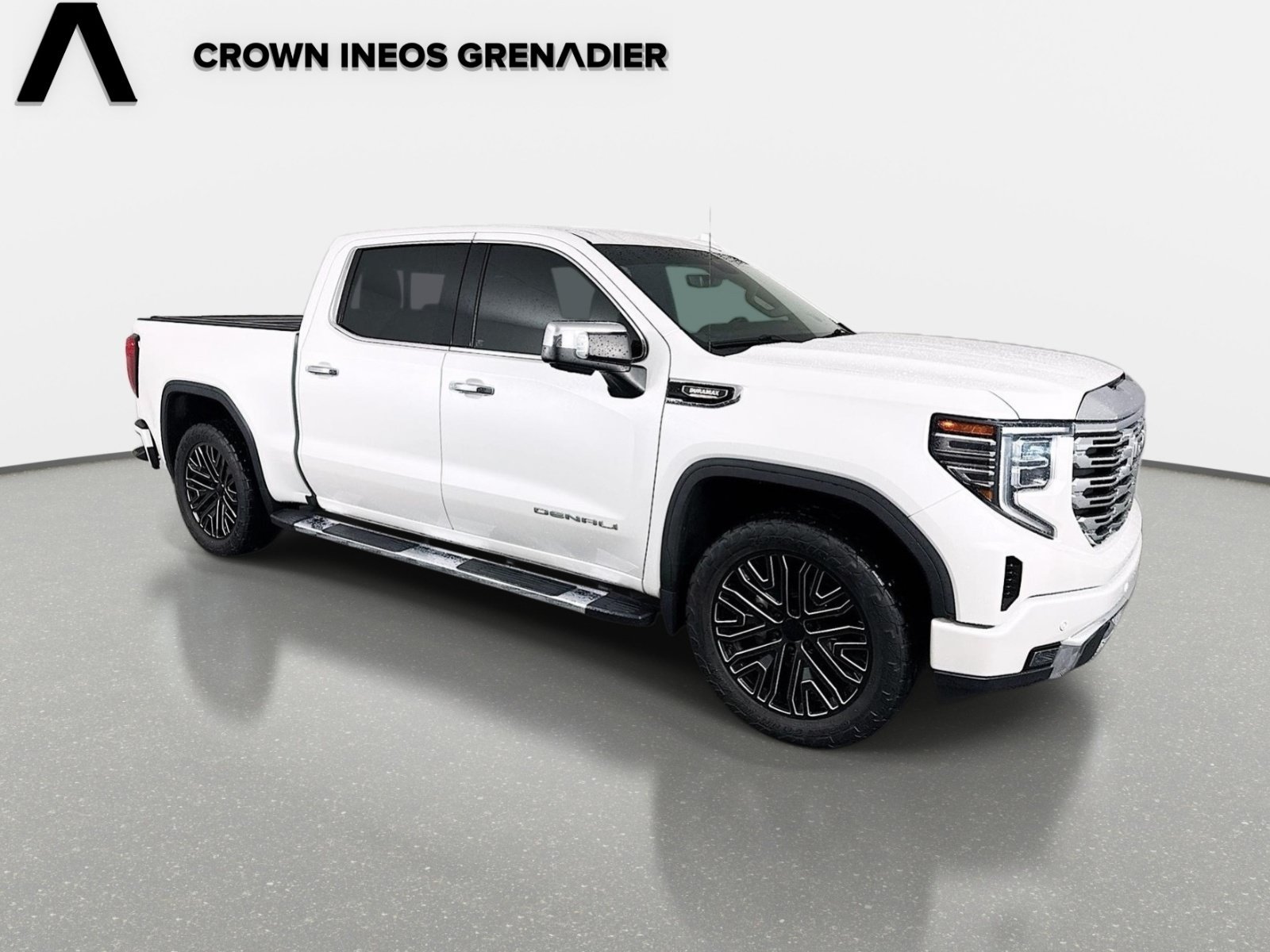 Used 2022 White Frost Tricoat GMC Denali image 3
