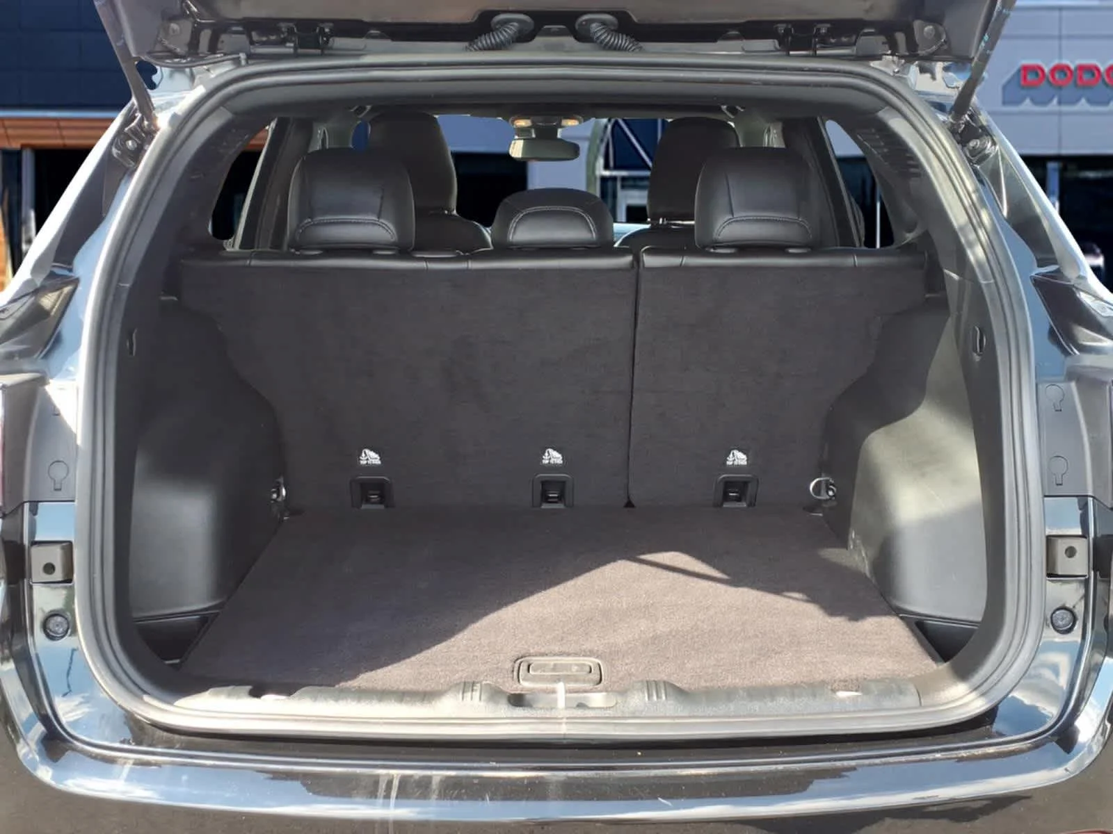 Used 2024 Diamond Black Crystal Pearlcoat Jeep Latitude Lux image 6