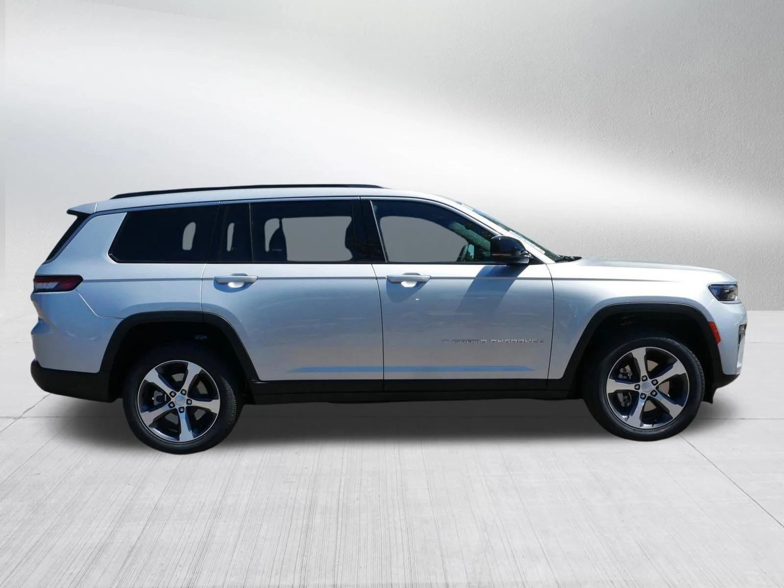 New 2026 Silver Zynith Exterior Paint Jeep Limited image 8