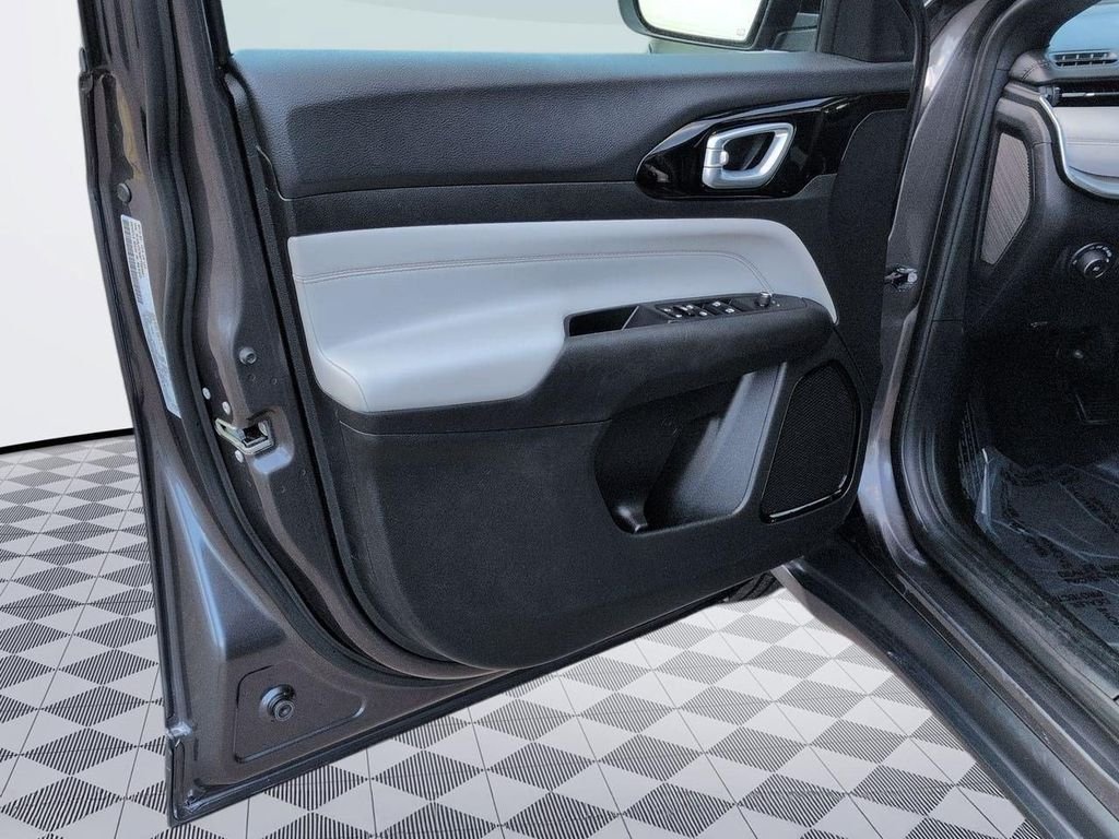 Used 2023 Granite Crystal Metallic Clearcoat Jeep Limited image 9