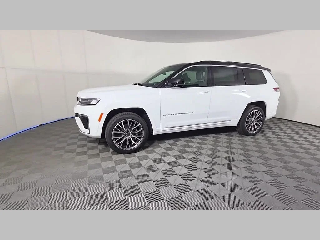 New 2026 Bright White Clear-Coat Exterior Paint Jeep Summit image 36