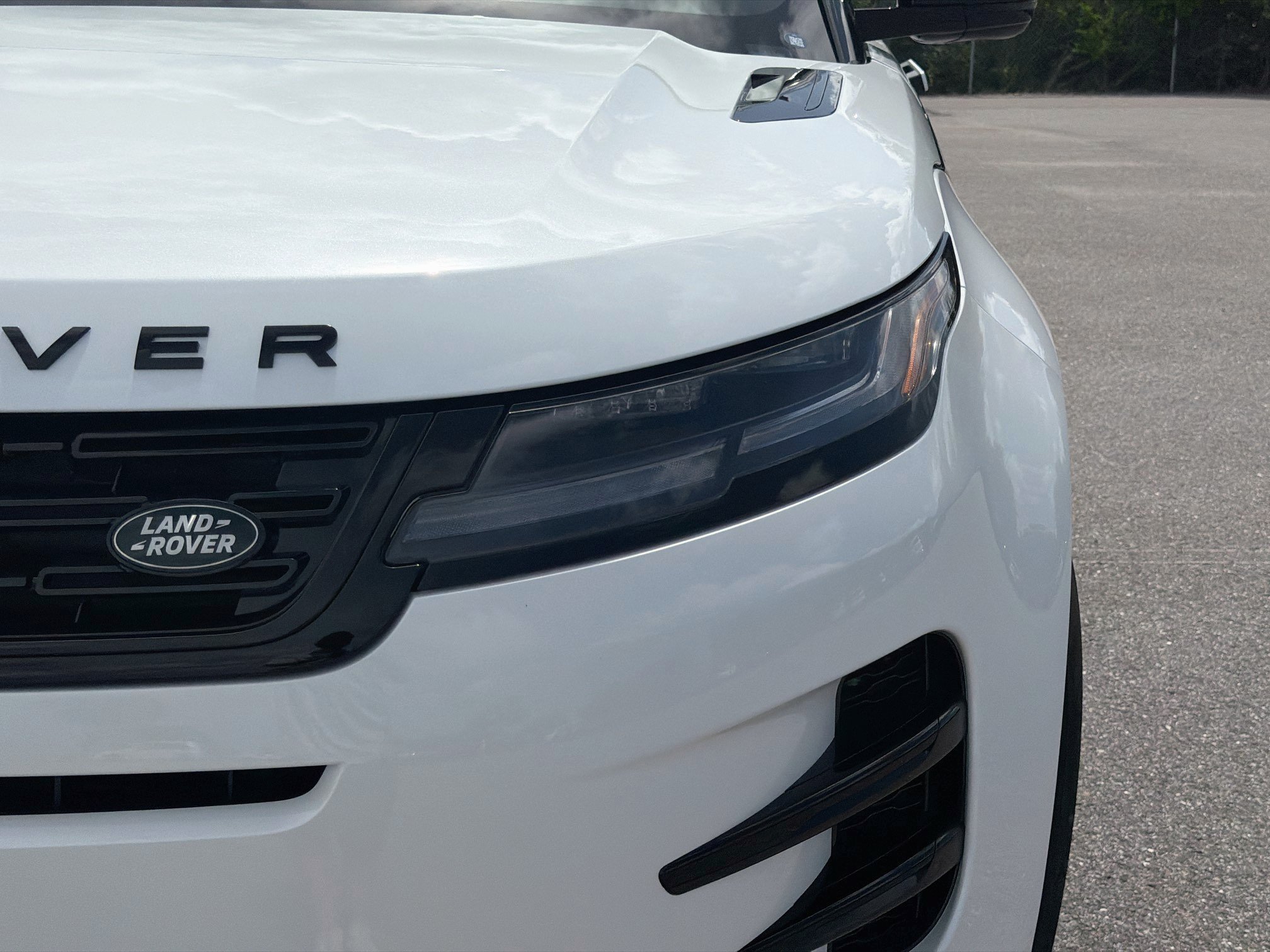 New 2026 Ostuni Pearl White Land Rover Hoxton Edition image 9