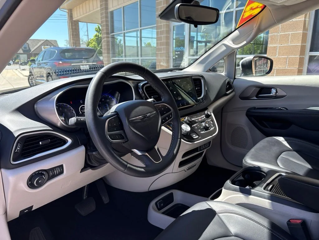 Used 2023 Silver Chrysler Touring L image 11