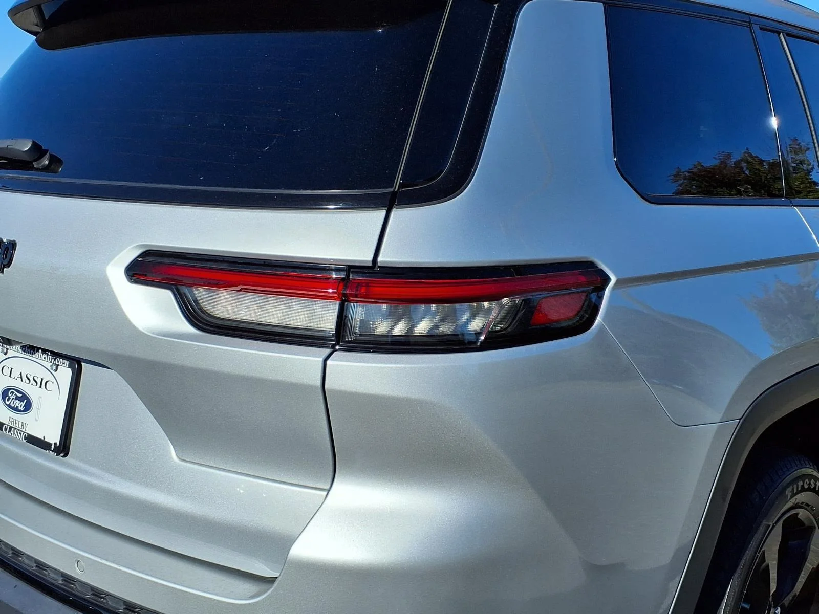 Used 2023 Silver Zynith Jeep Altitude image 18