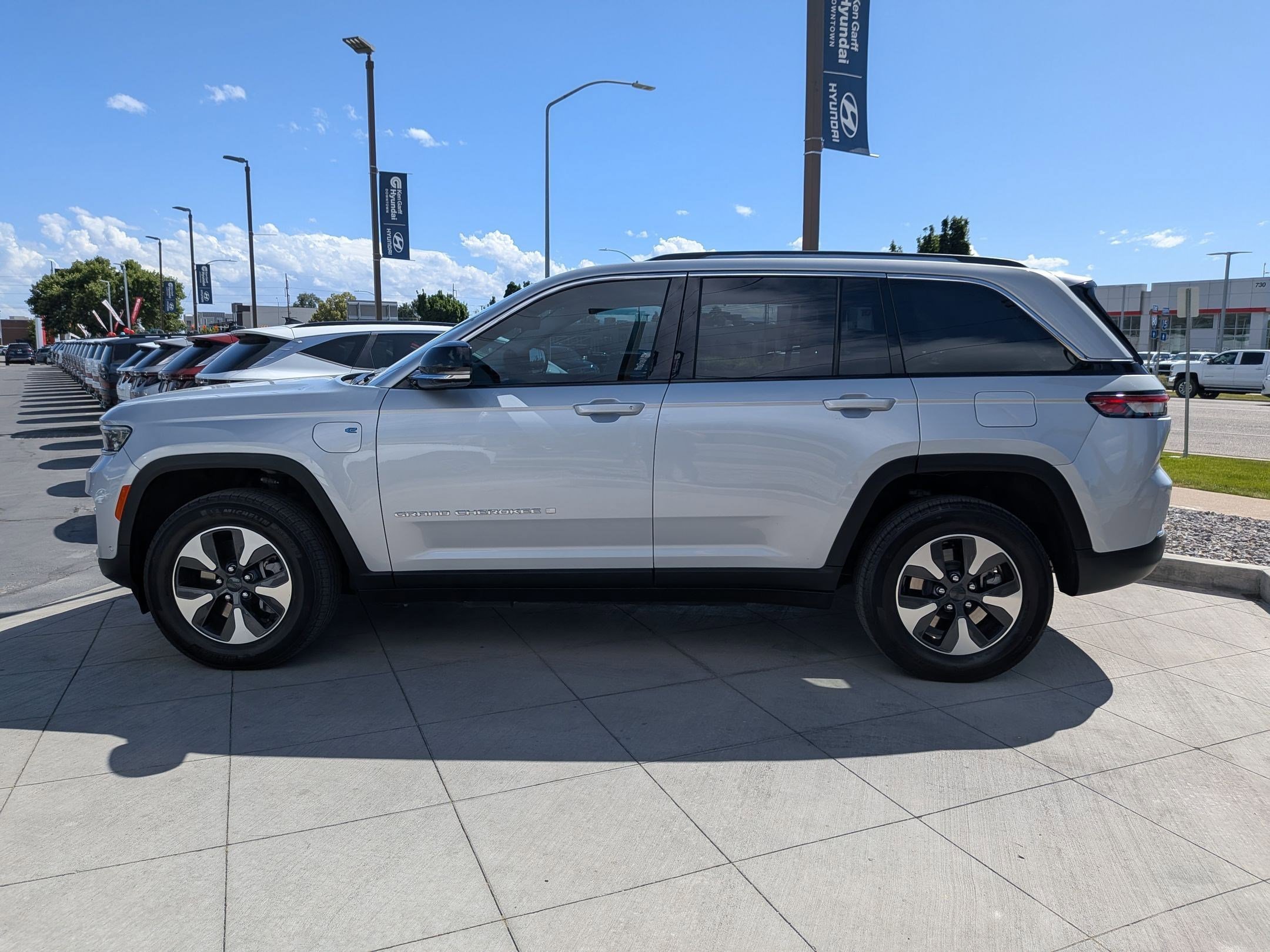 Used 2023 Silver Zynith Jeep 4xe image 7