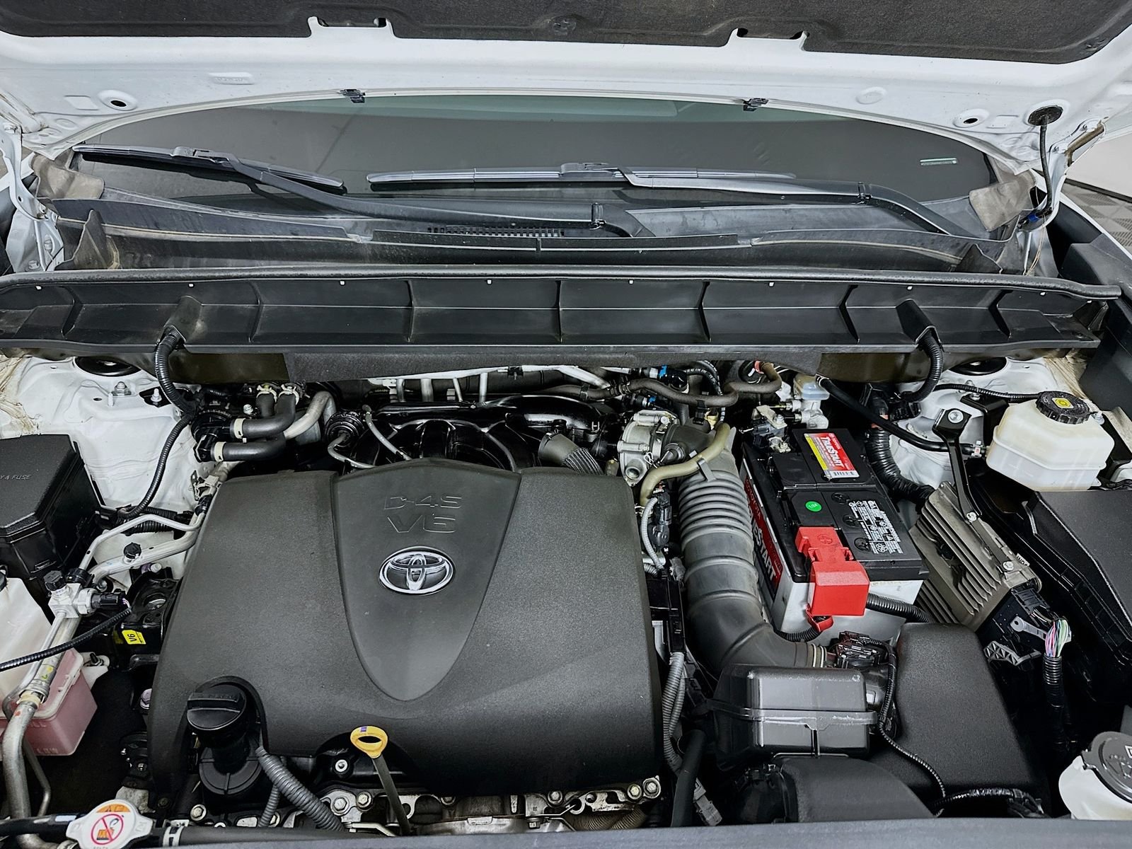 Used 2022 Pearl Toyota LE image 31