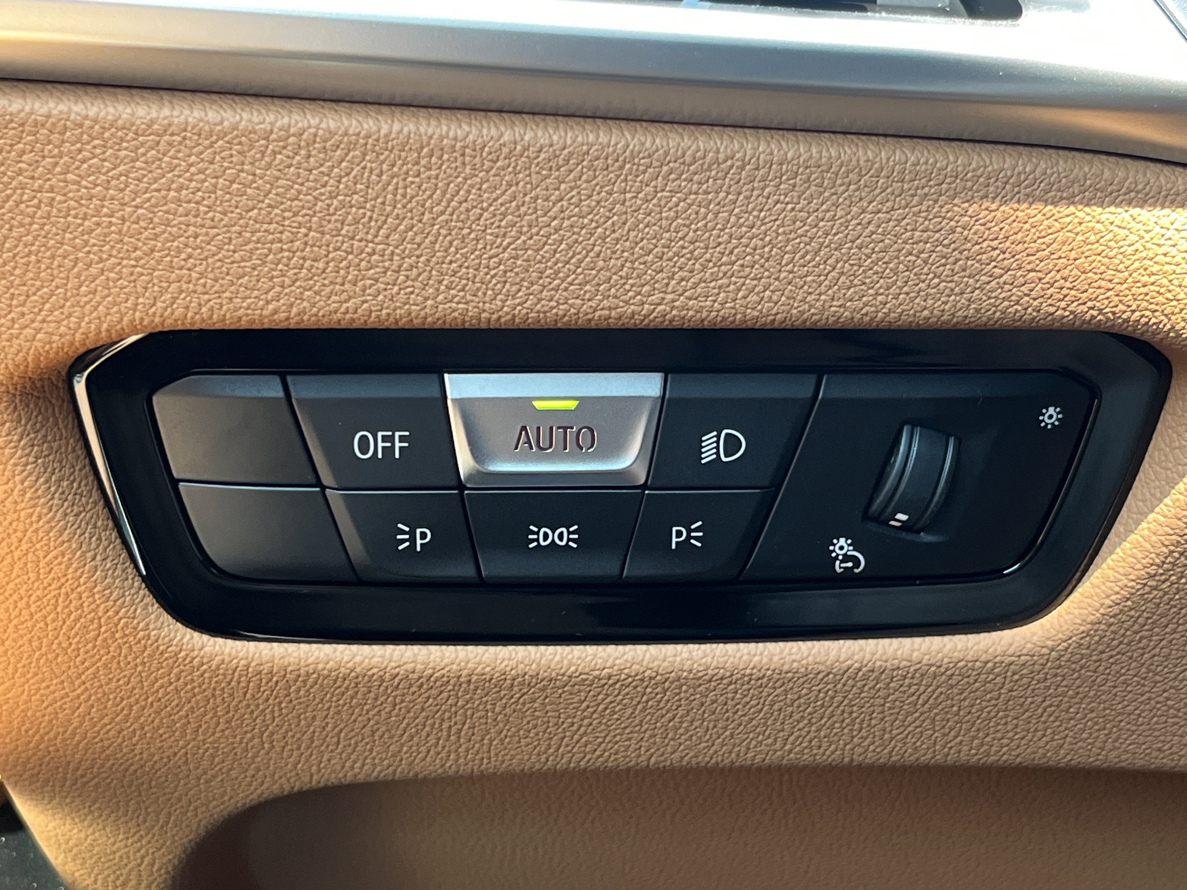 2025 BMW 3 Series 330i - Photo 15