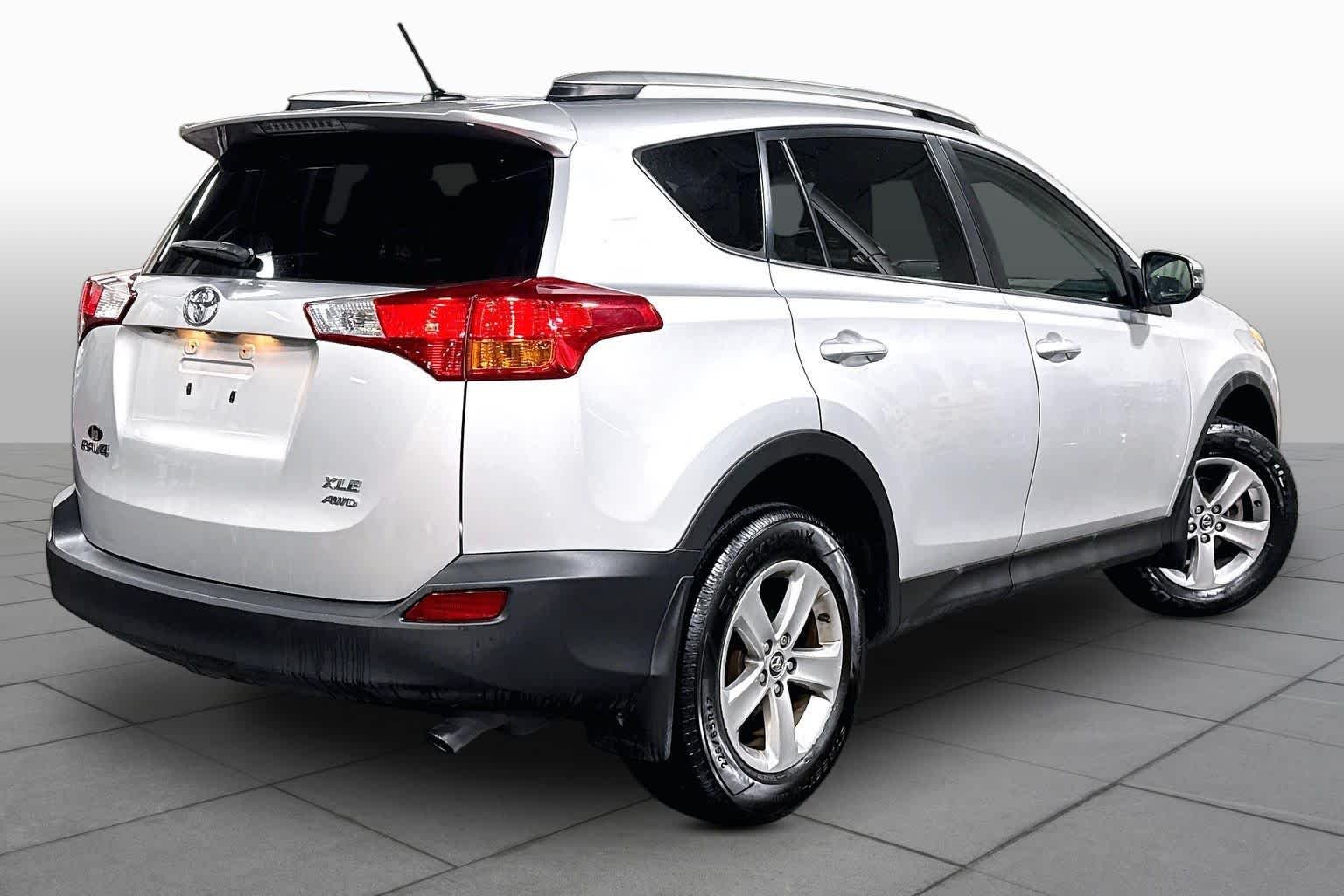 Used 2015 Classic Silver Metallic Toyota XLE image 13