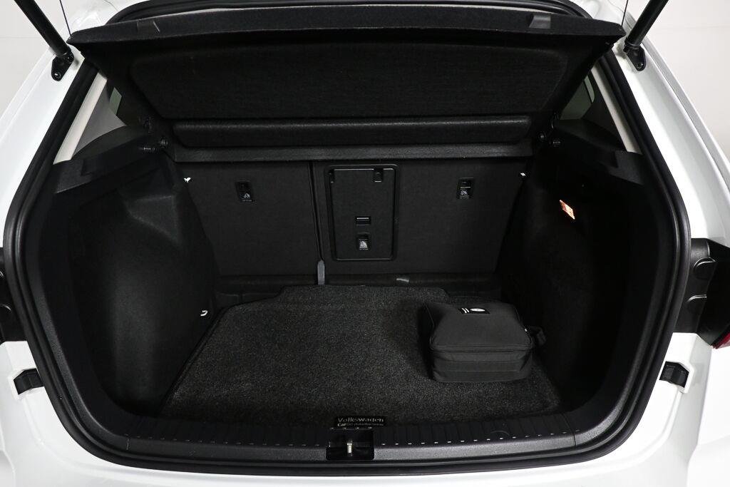 Used 2022 Pure White Volkswagen SE image 28