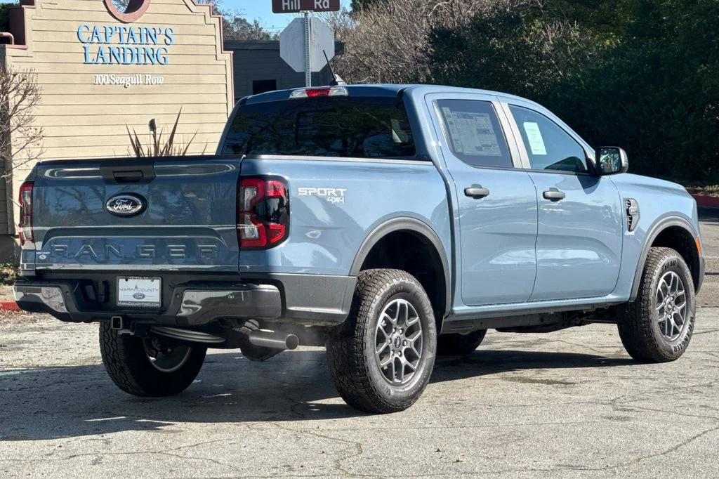 New 2025 Azure Gray Metallic Ford XLT image 4
