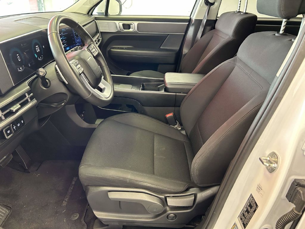 Used 2025 White Hyundai SE image 13