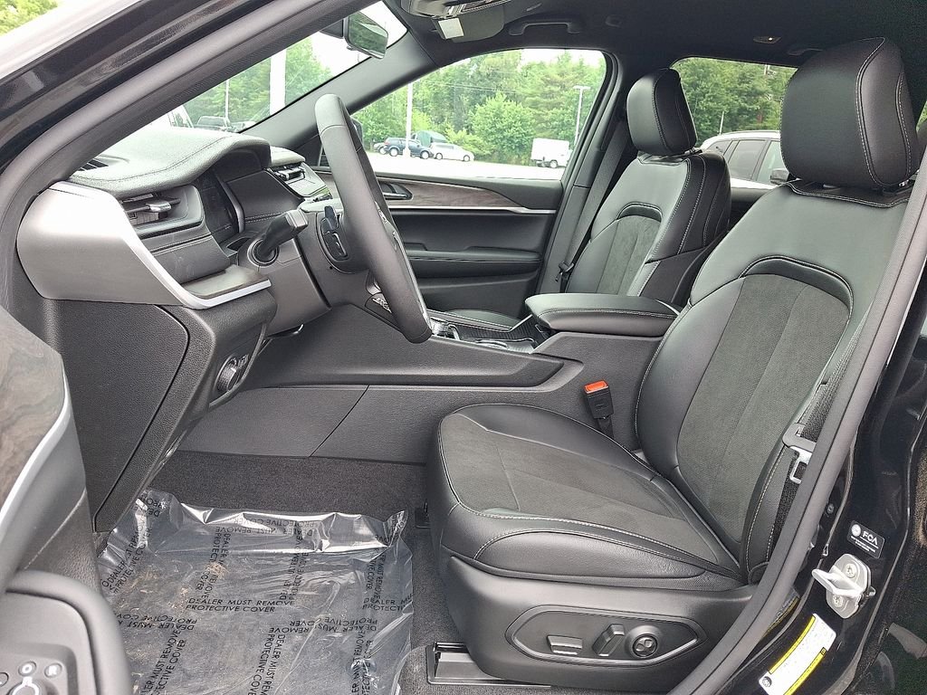 New 2026 Diamond Black Crystal Pearlcoat Jeep Altitude image 11