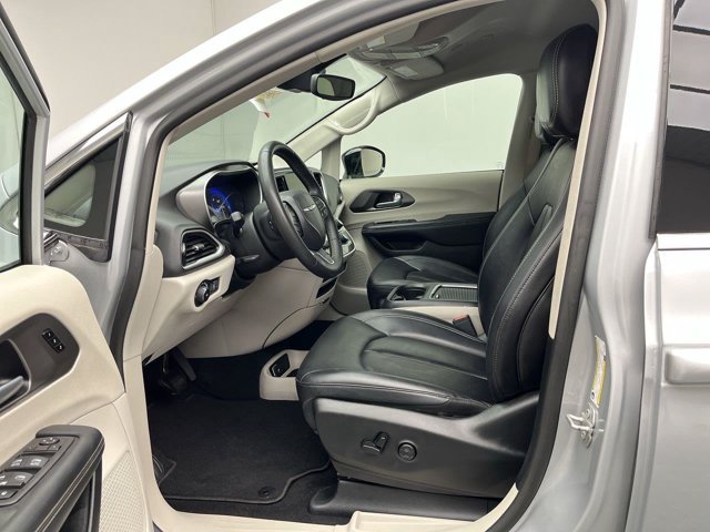 Used 2024 Silver Mist Clearcoat Chrysler Touring L image 3