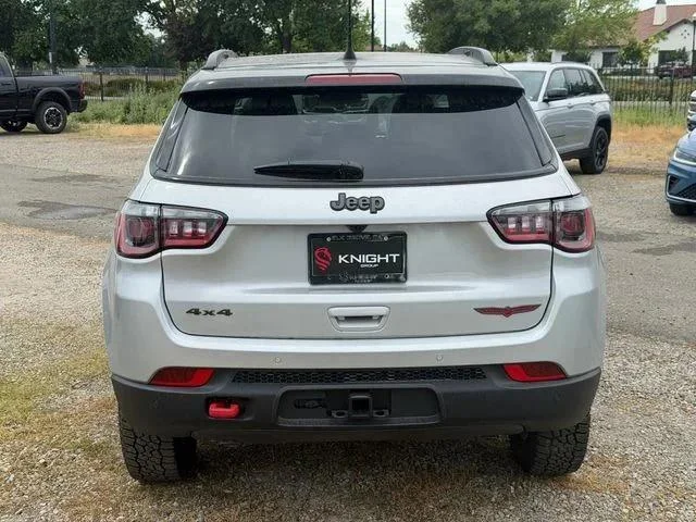 New 2026 Silver Zynith Metallic Clear-Coat Exterior Paint Jeep Trailhawk image 10