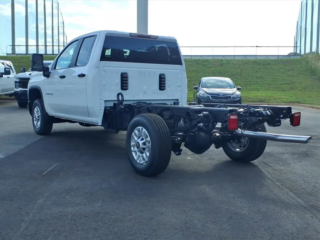 New 2026 Summit White Chevrolet WT image 27