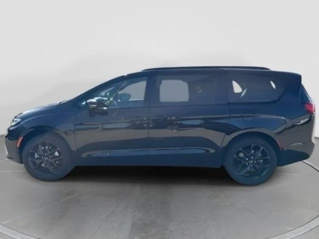 New 2026 Diamond Black Crystal Pearl-Coat Exterior Paint Chrysler Select image 7
