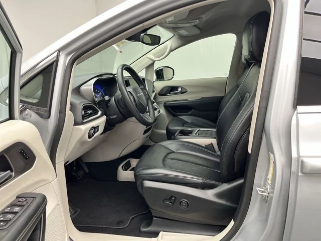 Used 2024 Silver Mist Clearcoat Chrysler Touring L image 3
