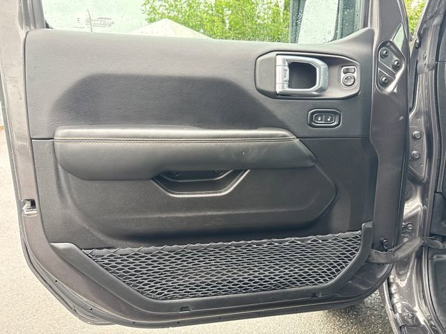 Used 2025 Granite Crystal Metallic Clearcoat Jeep Sahara image 25