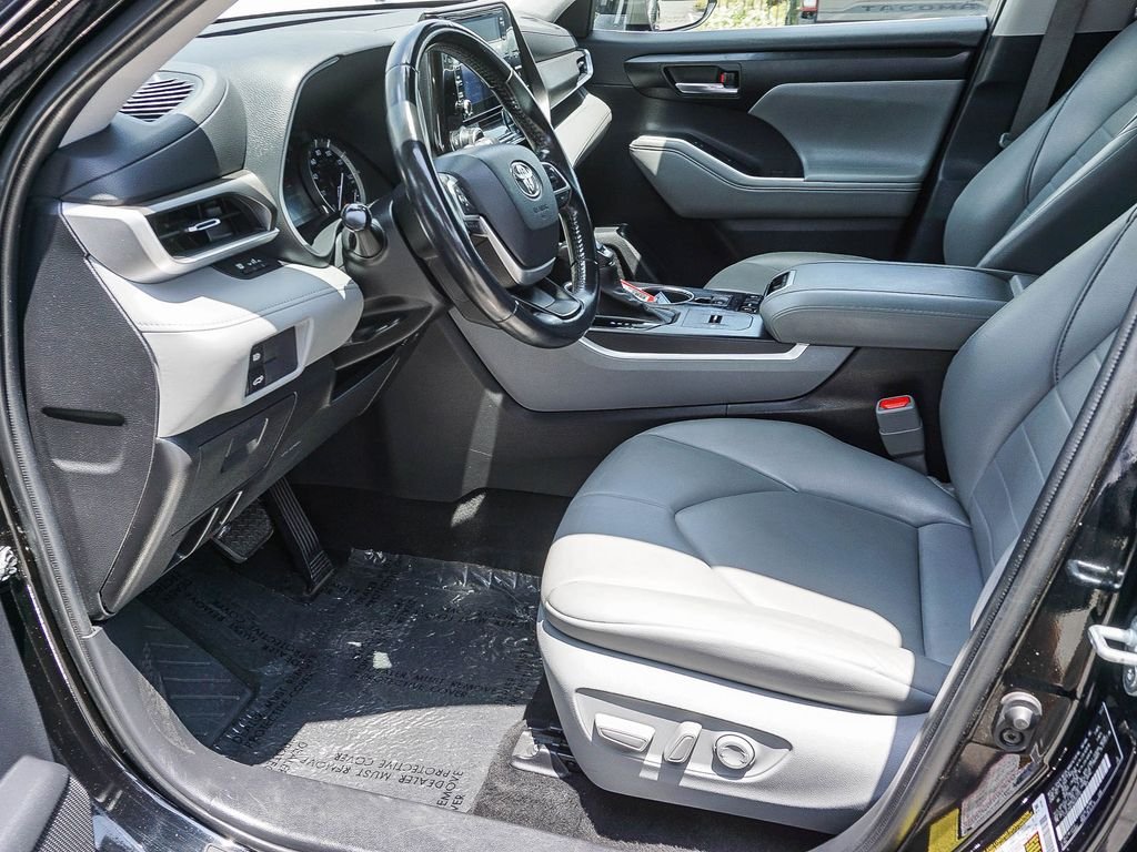Used 2022 Black Toyota XLE image 17