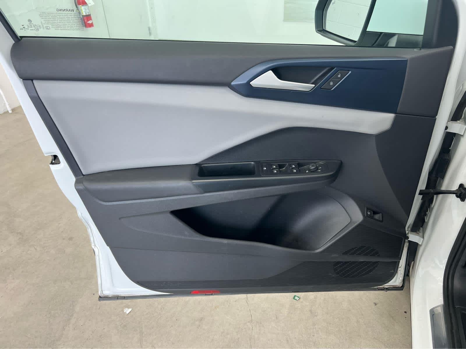 Used 2022 Pure White Volkswagen SE image 11