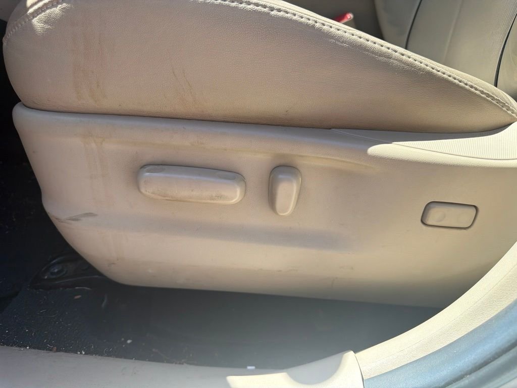 Used 2013 White Toyota XLE image 10