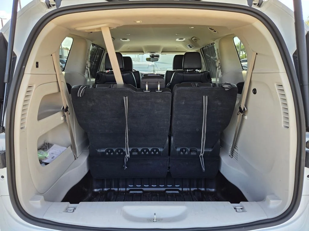 Used 2023 White Chrysler Touring L image 9