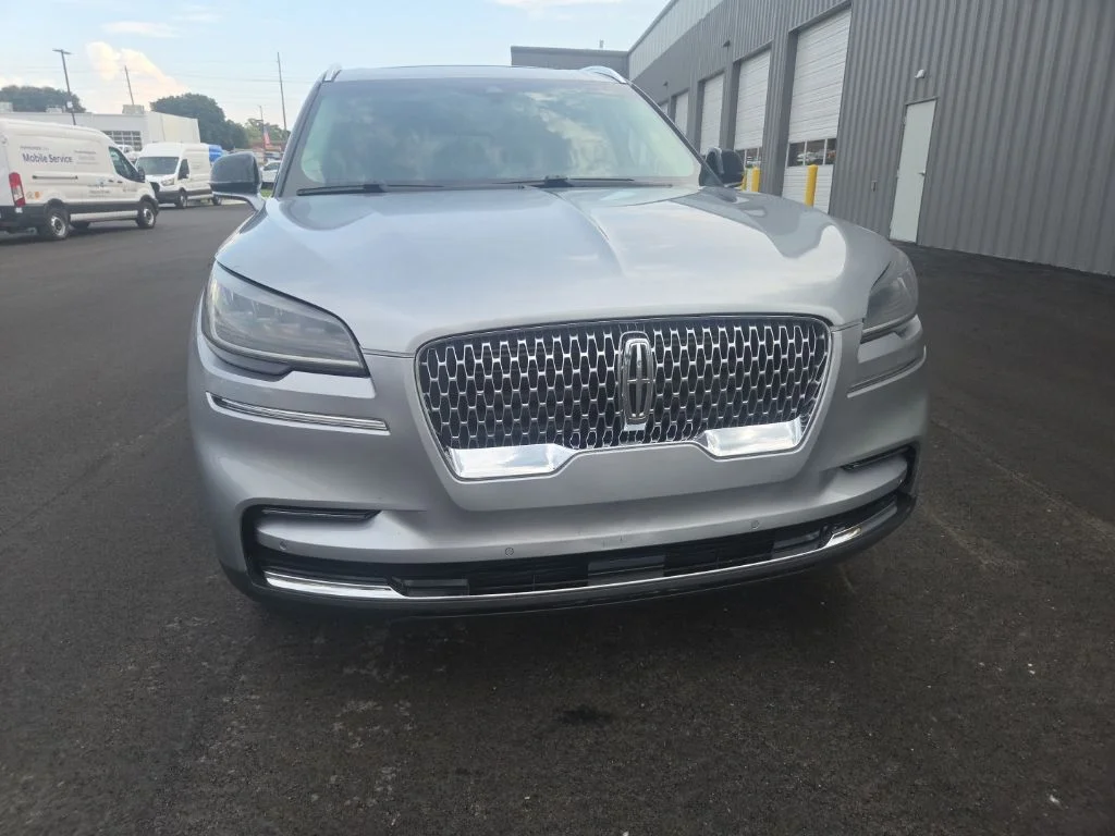 Used 2024 Silver Lincoln Premiere image 2