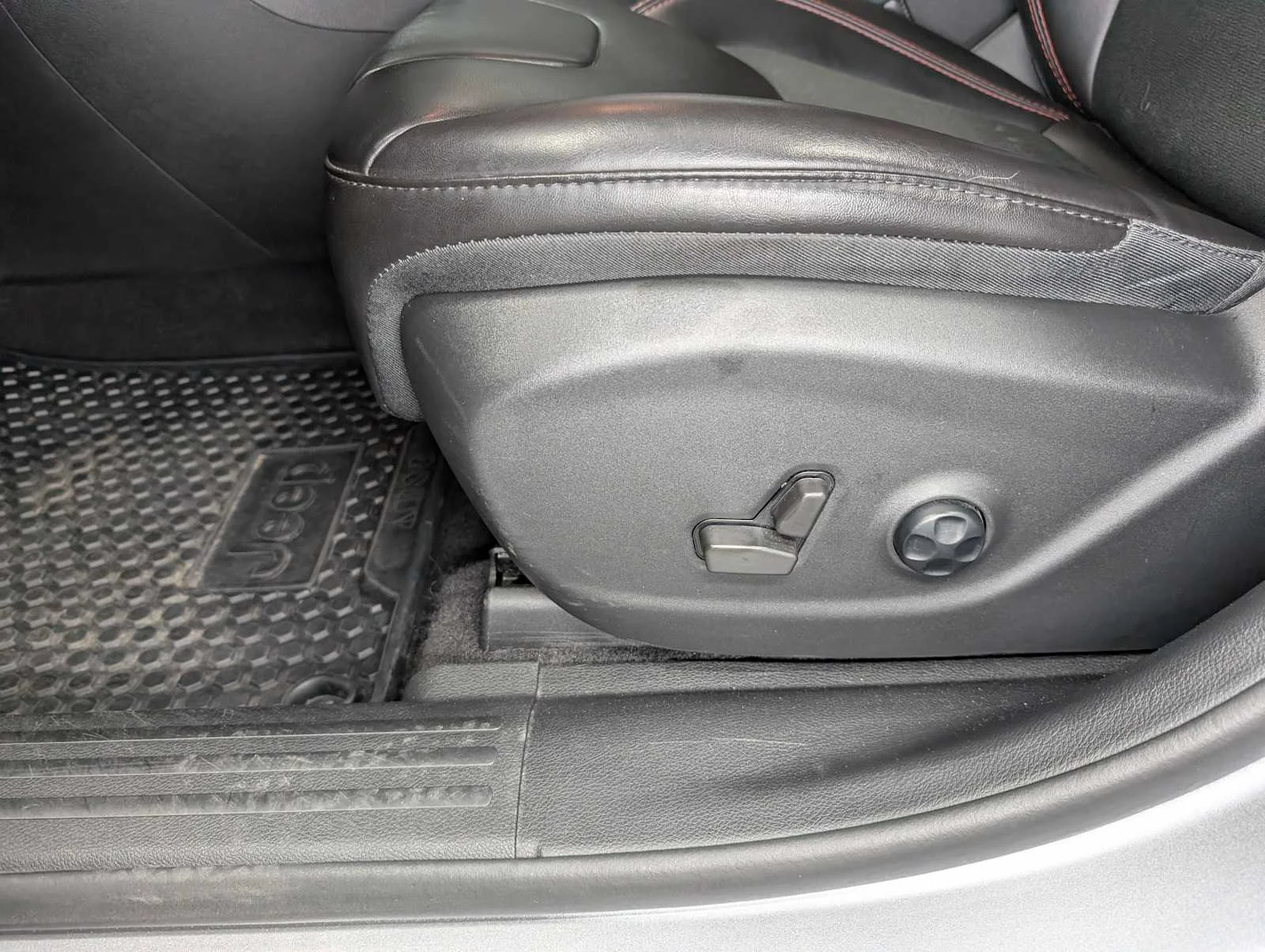 Used 2021 Billet Silver Metallic Clearcoat Jeep Trailhawk image 38