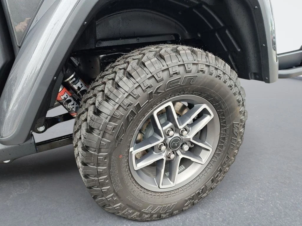 New 2026 Granite Crystal Metallic Clear-Coat Exterior Paint Jeep Mojave X image 10