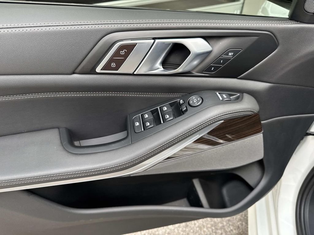 Used 2024 White BMW xDrive40i image 18