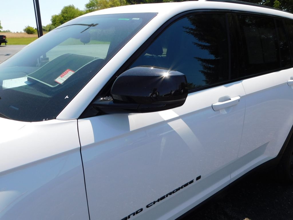 Used 2024 White Jeep Altitude image 11