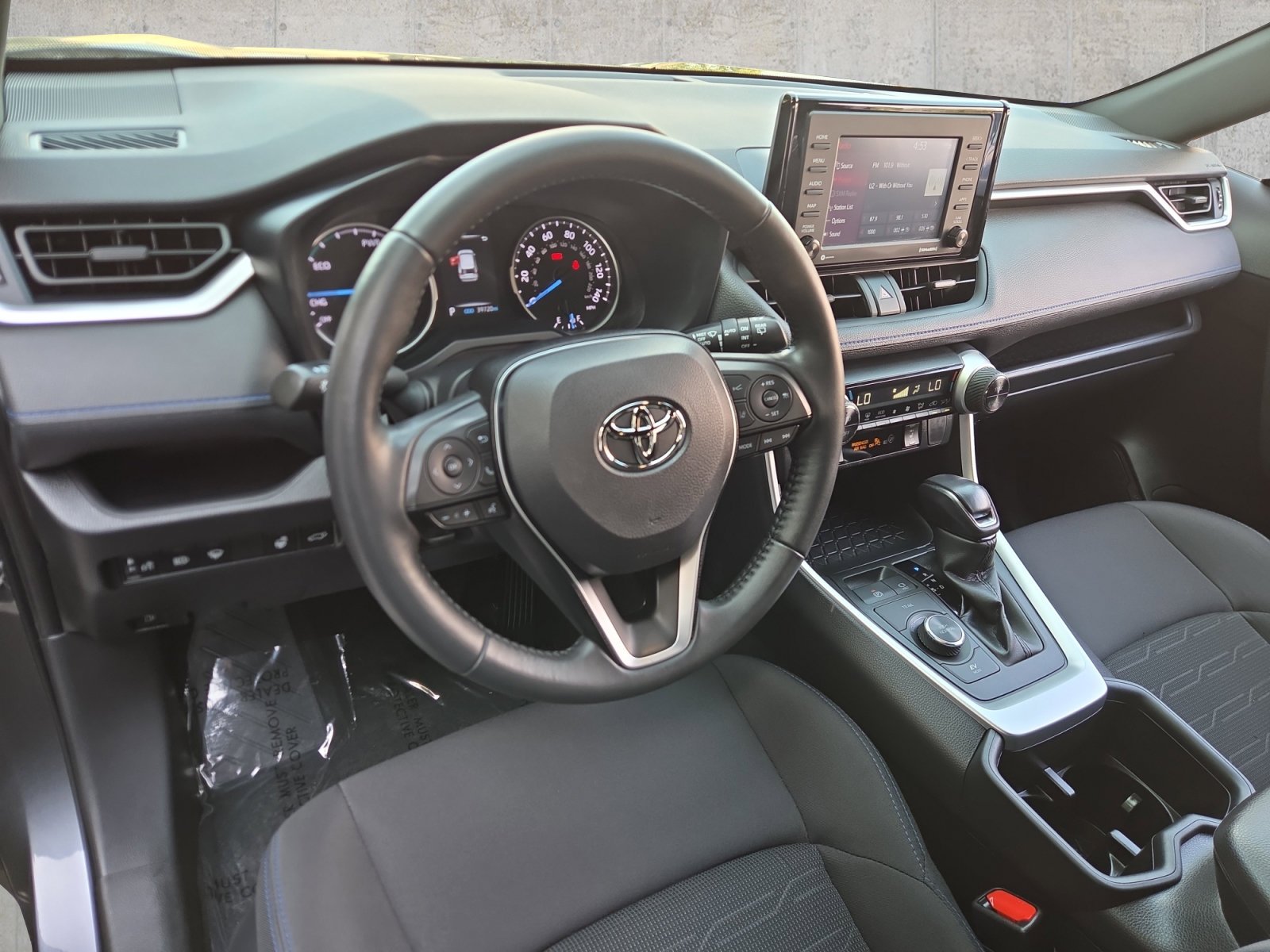 2022 Toyota RAV4 SE - Photo 10