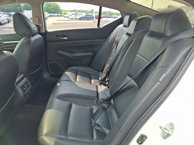 Used 2019 White Nissan 2.5 Platinum image 10