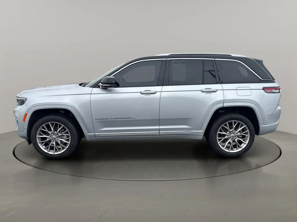 Used 2022 Silver Jeep Summit image 4