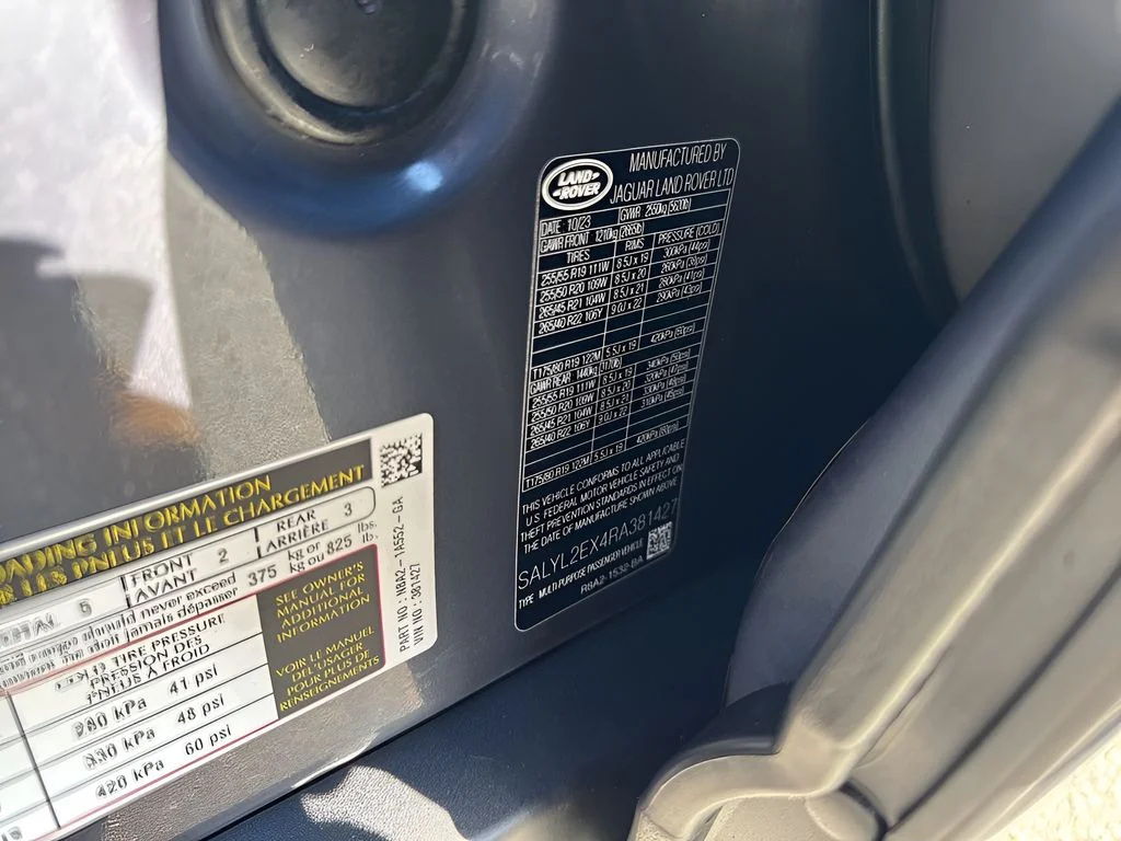 Used 2024 Gray Land Rover Dynamic SE image 37